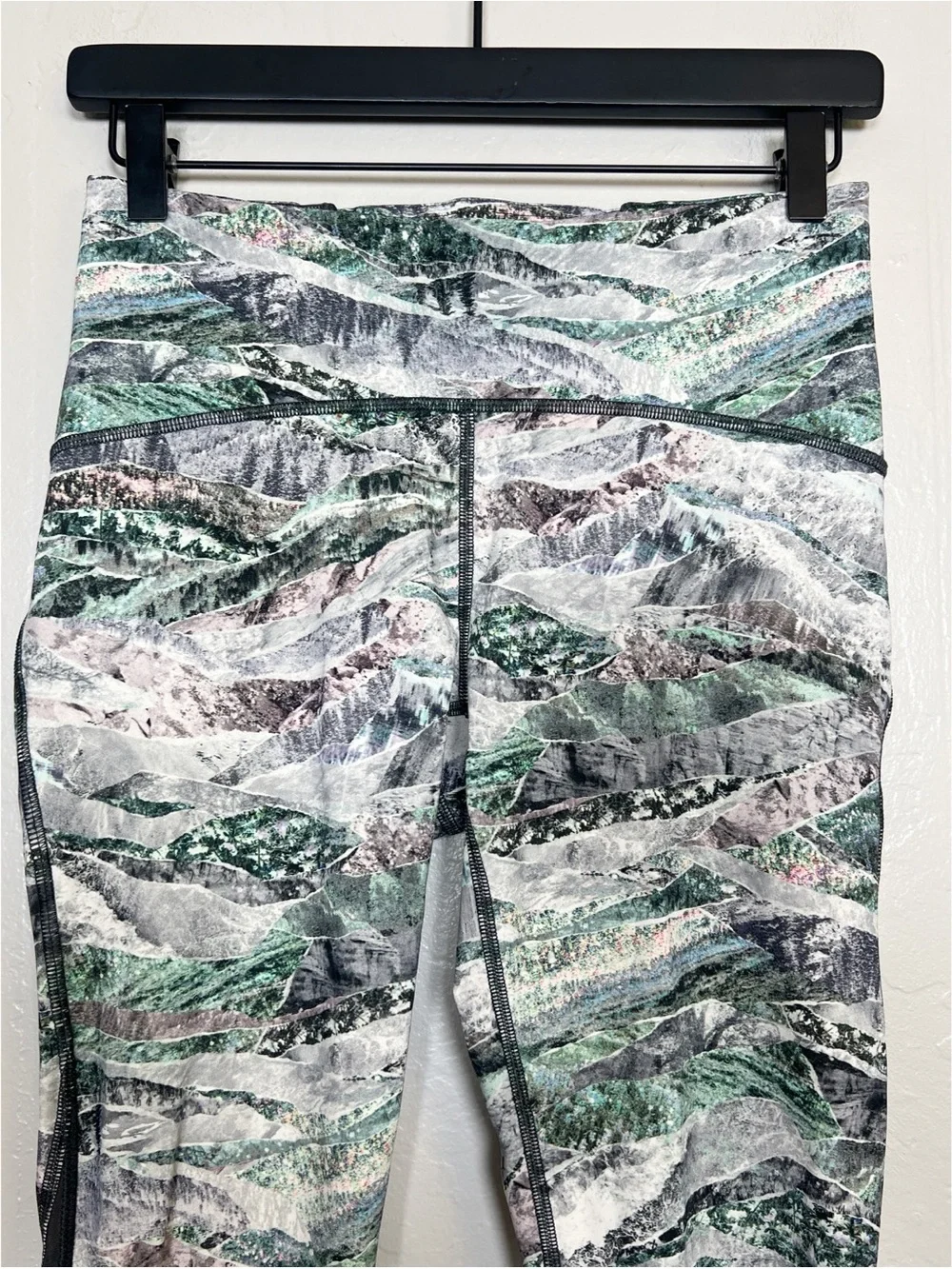 LULULEMON Women’s Size 8 Springscape Multi/Obsidian Train Times Pant 25